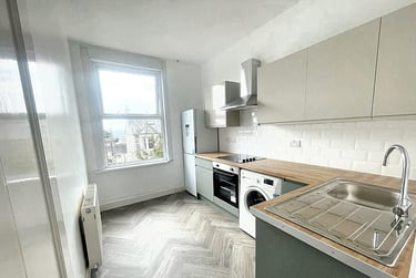 3 bed flat, 2 Lockyer Road,, Peverell, Plymouth, PL34RL - Image 1